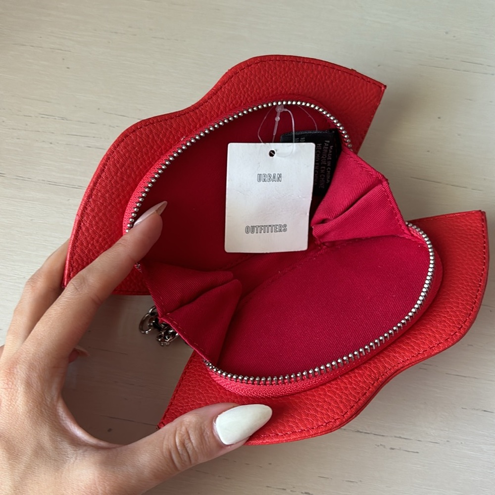 NWT Urban Outfitters red faux leather lip shaped wristlet - Picture 4 of 4